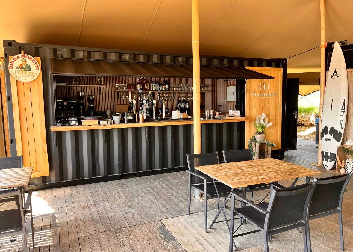 Bar des Beachclubs unter dem Sonnensegel