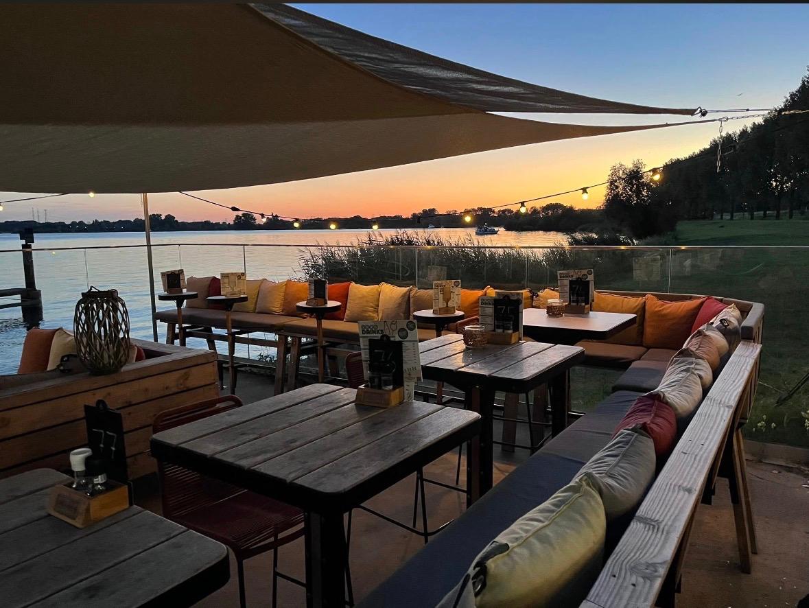 Sonnenuntergang am Oolderplas mit Loungebereich am Wasser